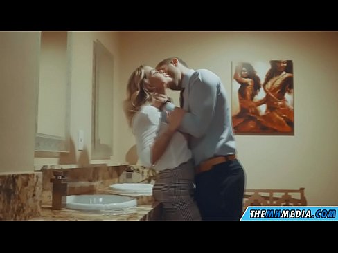 ❤️ Kapag ang isang busty blonde seduces sa isang pampublikong banyo Anal video sa amin ﹏